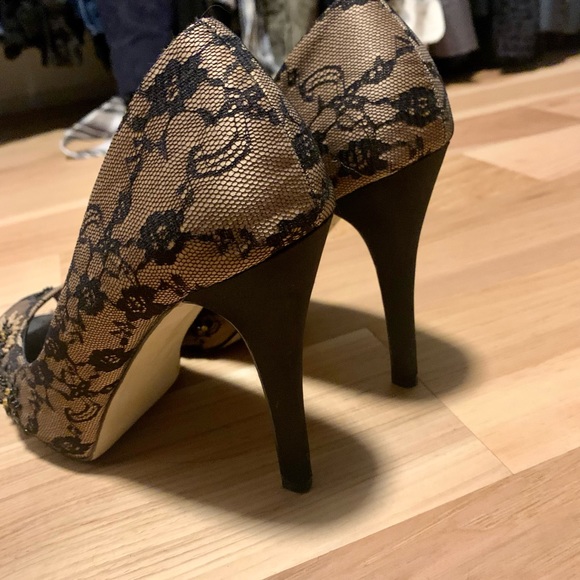 Black lace over gold high heels with special details! - Picture 3 of 3